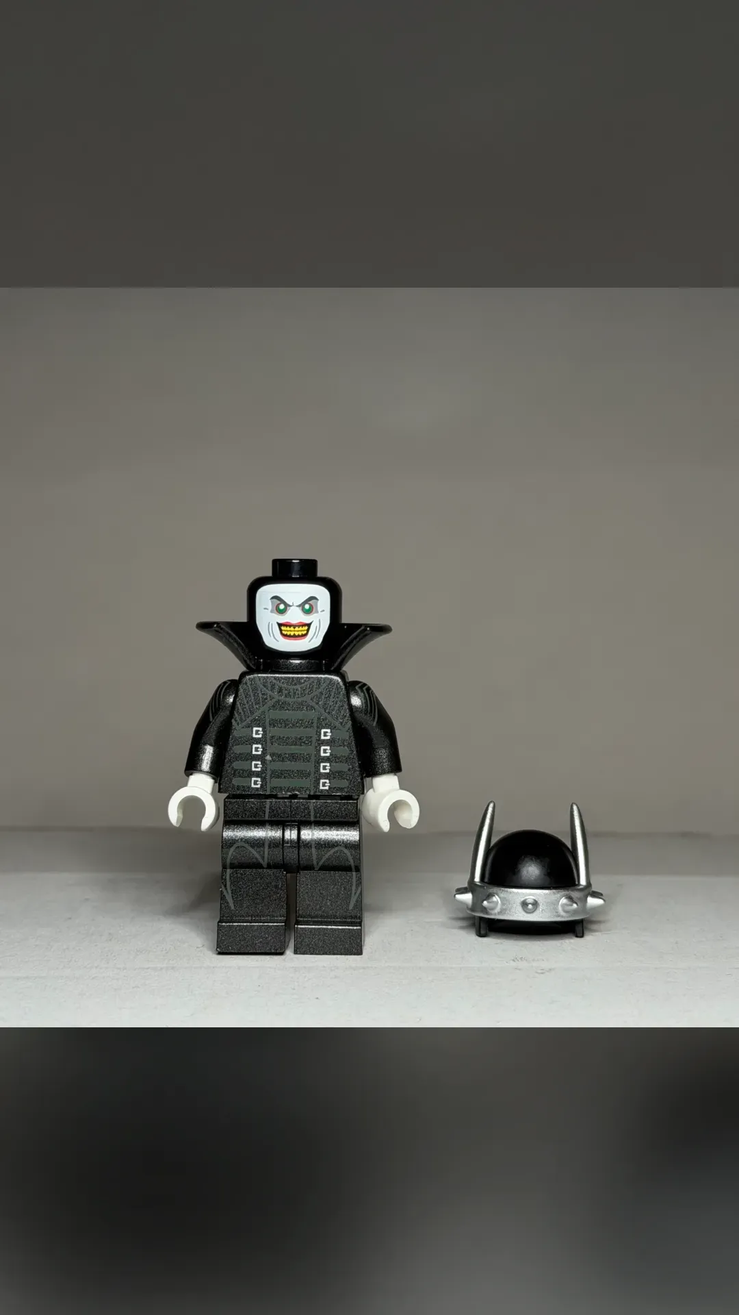 Batman who laughs   - view 3