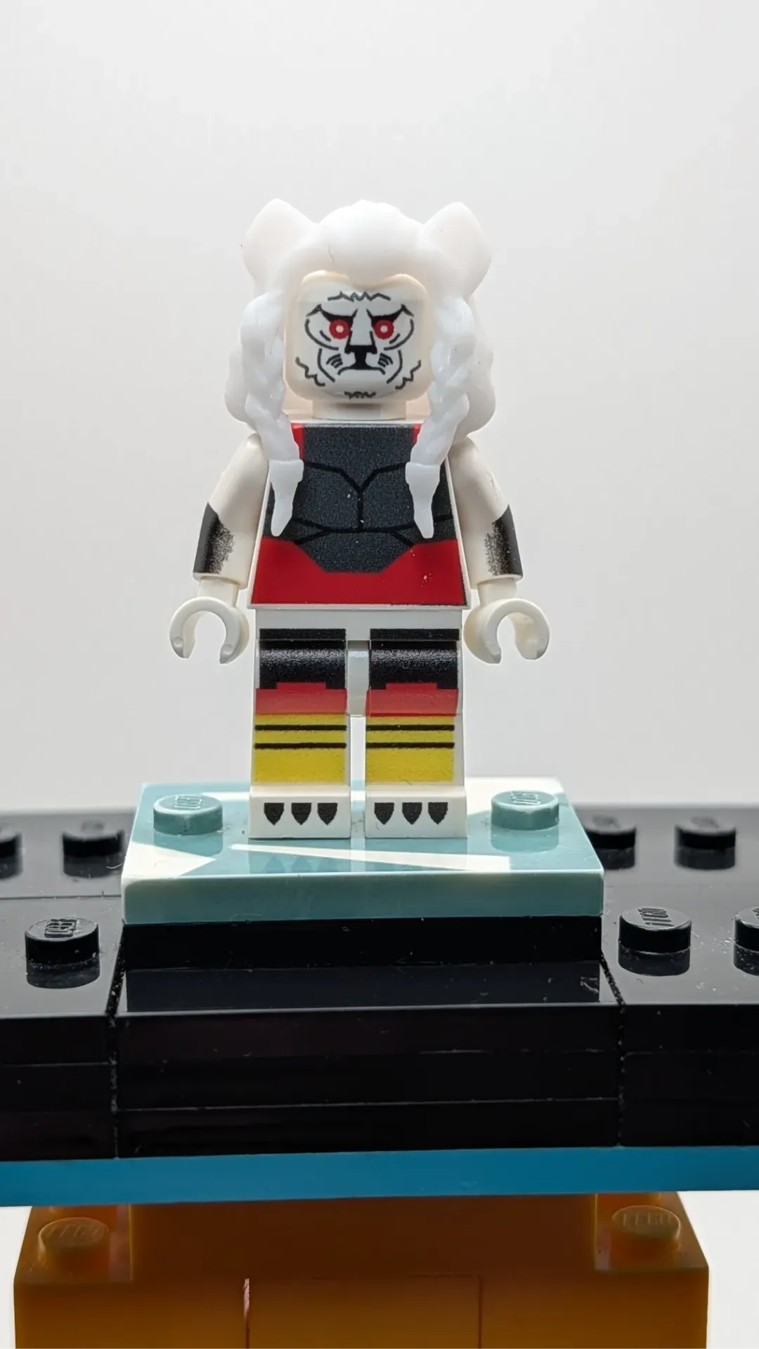 Invincible - Battle Beast V2 (white mane)