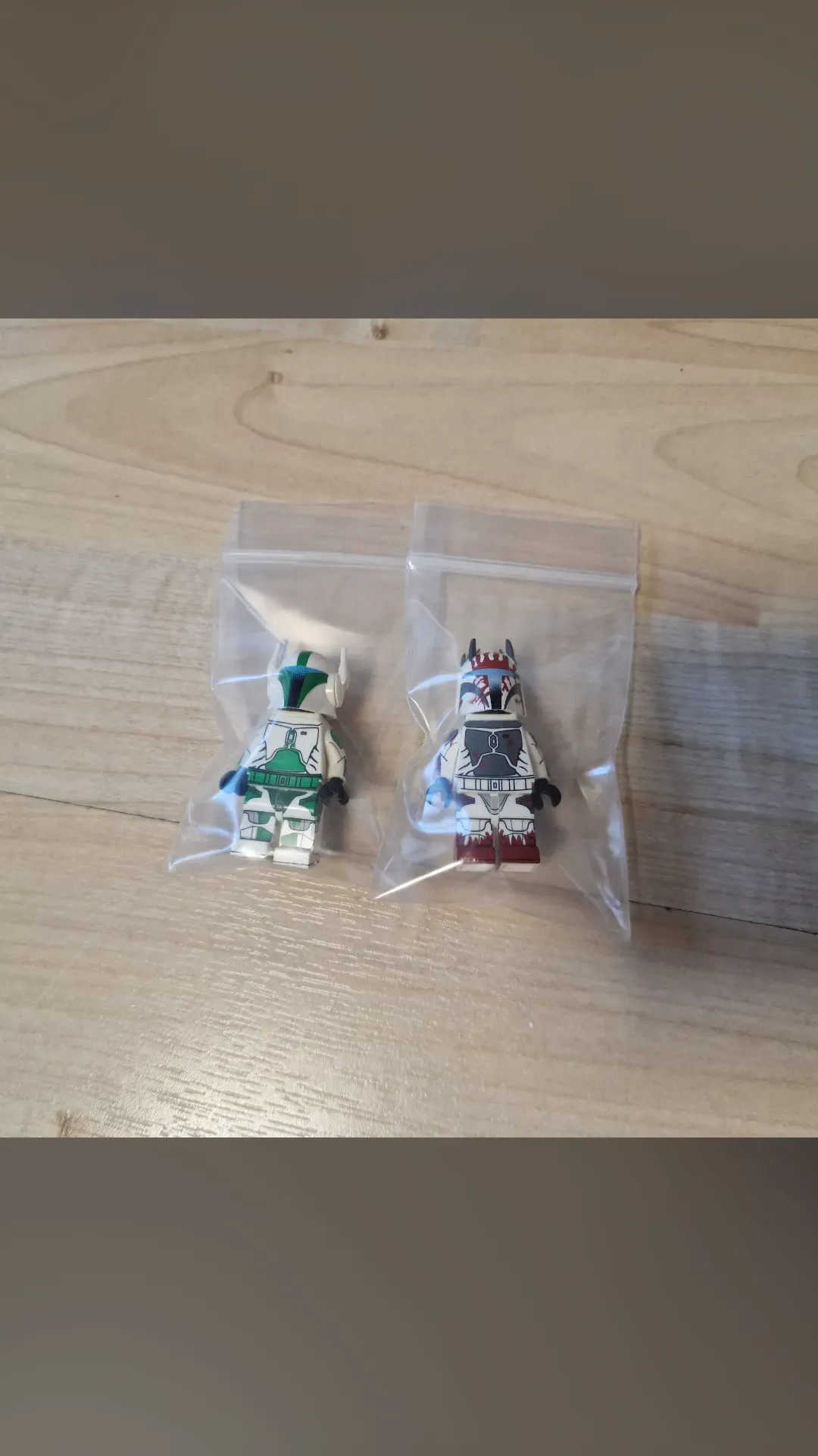 Mandalorians Red and Green - view 3